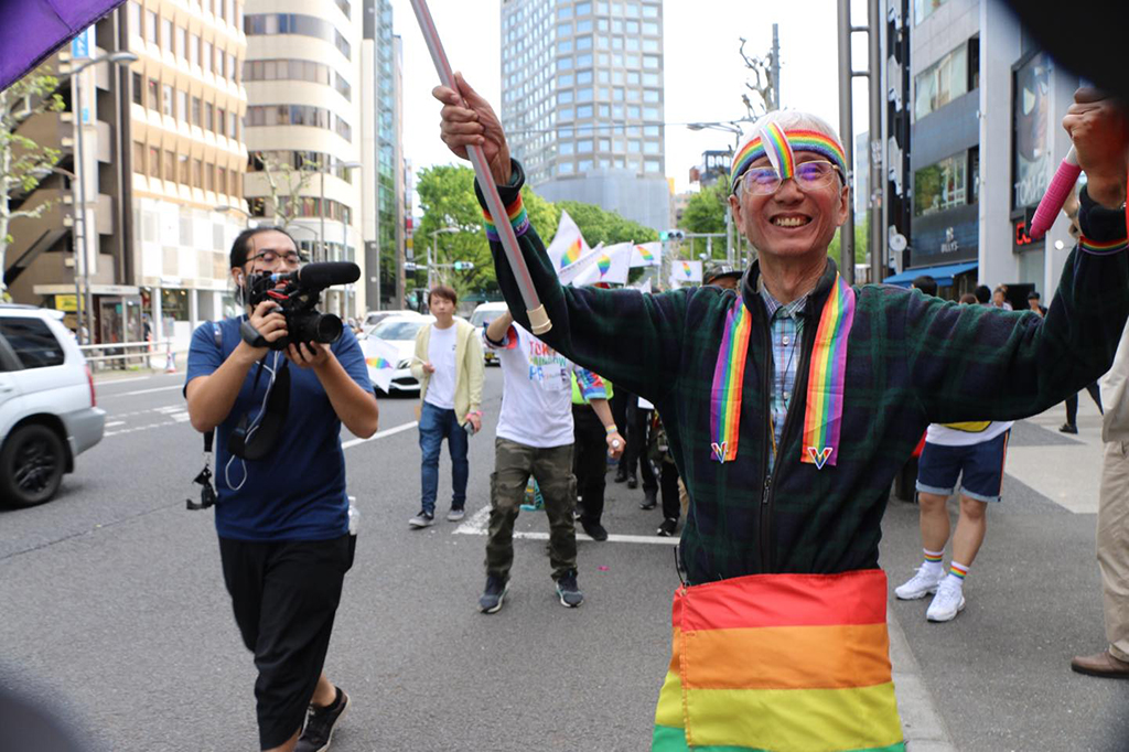 同志婚姻立法期間，張弘榤把鏡頭轉向台灣同志運動先驅祁家威，完成紀錄片《黎明到來的那一天》。圖為工作照。