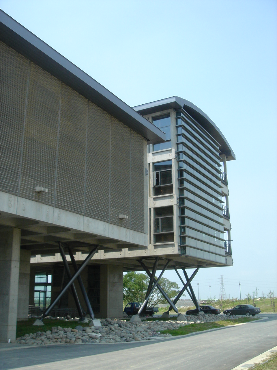 國立台灣歷史博物館使用的建材，是將原住民、閩南及客家傳統建築慣用的材料一起打碎後澆灌而成。（竹間聯合建築師事務所提供）