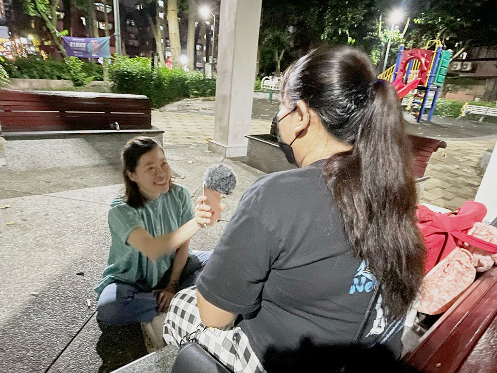 原型樂園創作者貢幼穎訪談在台女性移工，請她分享照護雇主家貓狗的經驗。