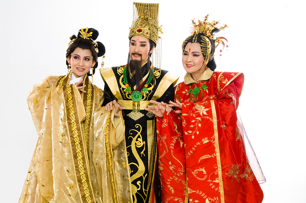 與石惠君(左)、小咪(中)一起演出河洛歌子戲團的《梁皇寶懺》。