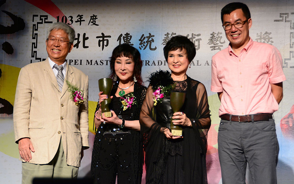 王金櫻(右二)與小明明(左二)同年以「歌仔戲」保存者的身分,獲頒「台北市傳統藝術藝師獎」。