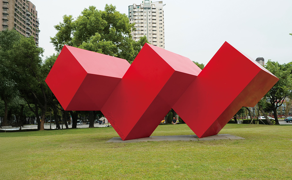 李再鈐，《元》，不鏽鋼、烤漆，295×700×248 cm，1994。國立台灣美術館典藏。