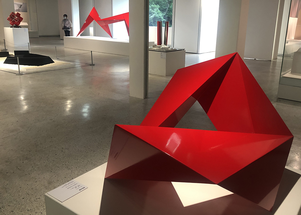 2025年國立歷史博物館舉辦的「穿越世代：李再鈐個展」展場一隅。右前方為《無限延續》，遠處左起分別為《空與無限》、《低限的無限》、《三陽開泰》。（攝影／何定照）