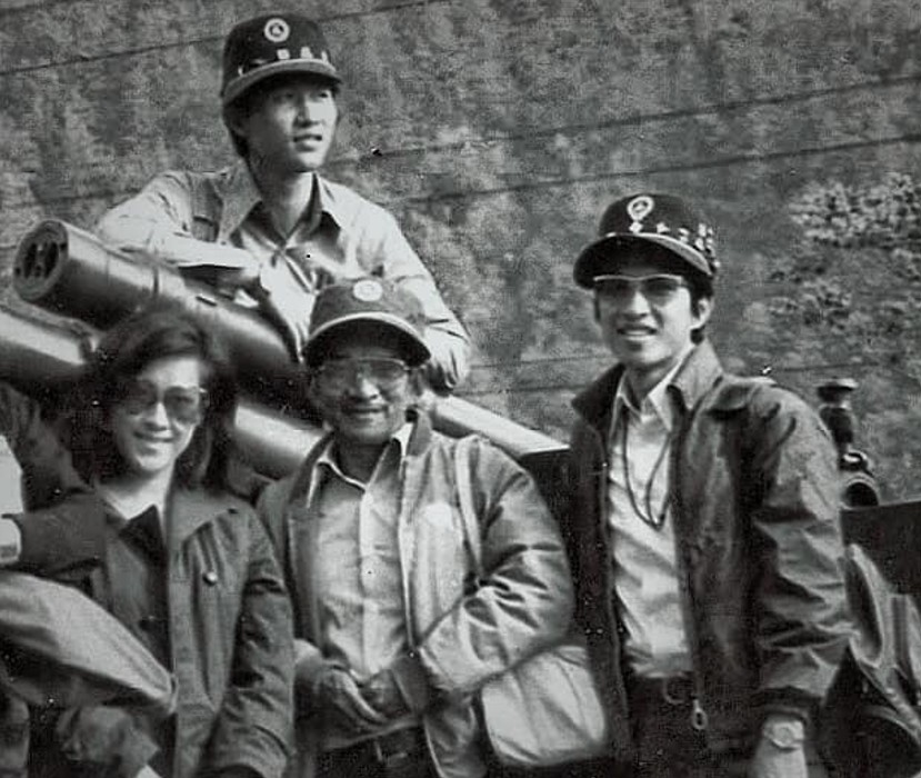 在李朝永（右）的推薦下，虞戡平（上）跟隨李嘉導演（中）學習。圖為《大摩天嶺》（1974）拍攝期間。