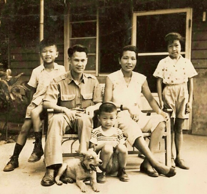 兒時在違建區的生活，讓虞戡平（左）看見邊緣人的生命韌性和力量。圖為與父母親、二姊（右）和弟弟（前）合照。