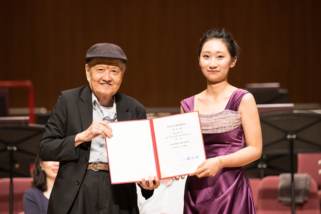 盧亮輝於2026年「臺北市民族器樂大賽」琵琶決賽音樂會中，頒發《琵琶曲韻》最佳詮釋獎給祁子萱。