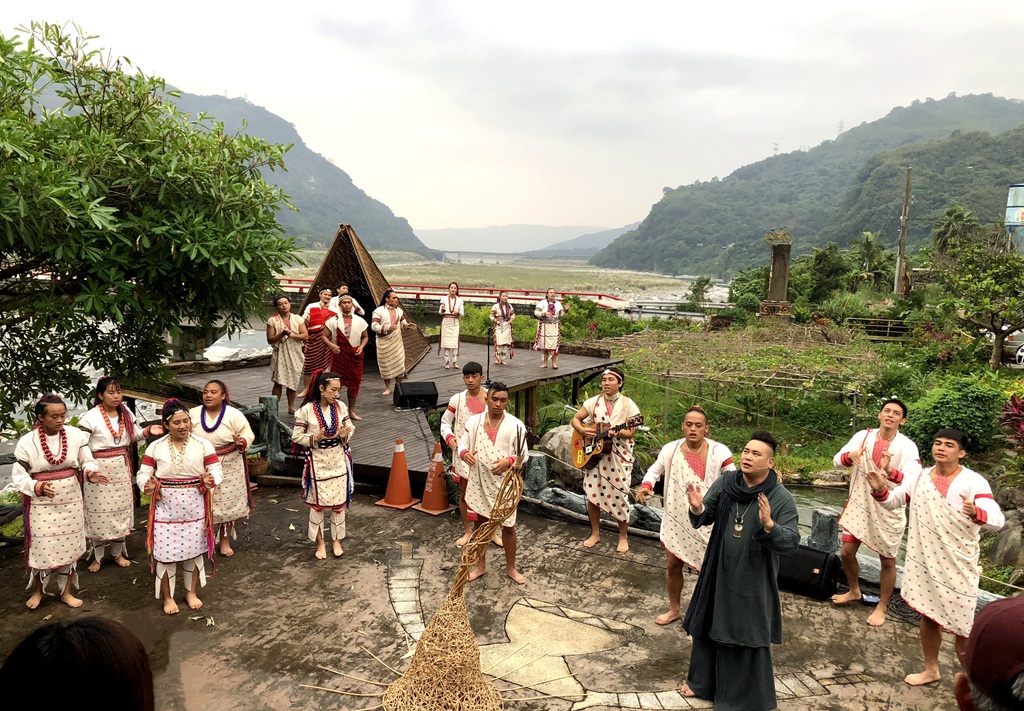 2018年為記錄銅門各家族歷史而展開的「Thiji Tomong：千徙．銅門」活動開幕現場。（兒路創作藝術工寮提供）