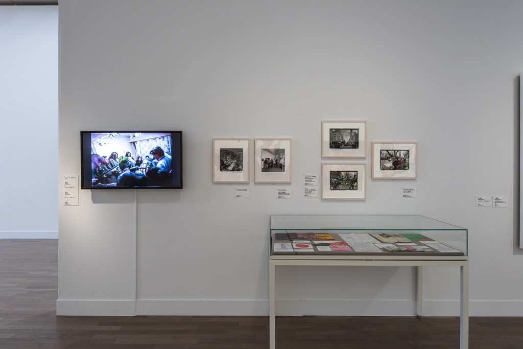 「時代的稜鏡：日本的藝術實踐1989–2010」展中的「以藝術介入公共空間」單元。左側螢幕為八谷和彥《新宿少年藝術》影片素材（video footage），1994。（攝影／上野則宏，NACT國立新美術館提供）