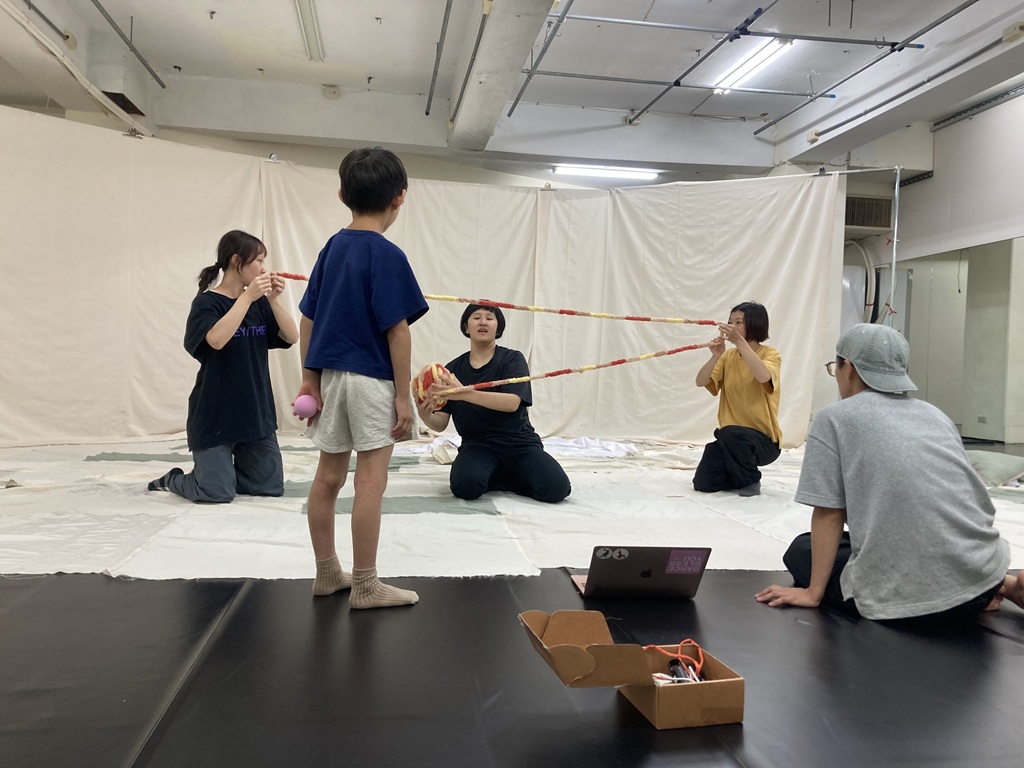 春之章《芽》排練中，表演者的兒子也是排練場的好夥伴。（攝影／林欣怡）