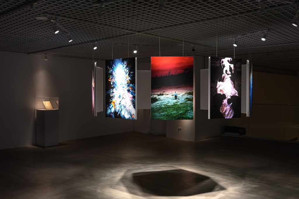 志賀理江子，《螺旋海岸》，噴墨印刷，尺寸依空間而異，2009–2012。