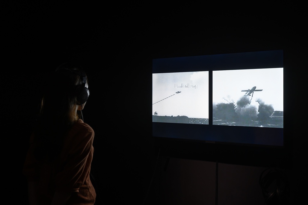 哈倫．法洛基，《眼／機器 III》，由雙頻道錄像剪輯為單頻道錄像，25'，2003。