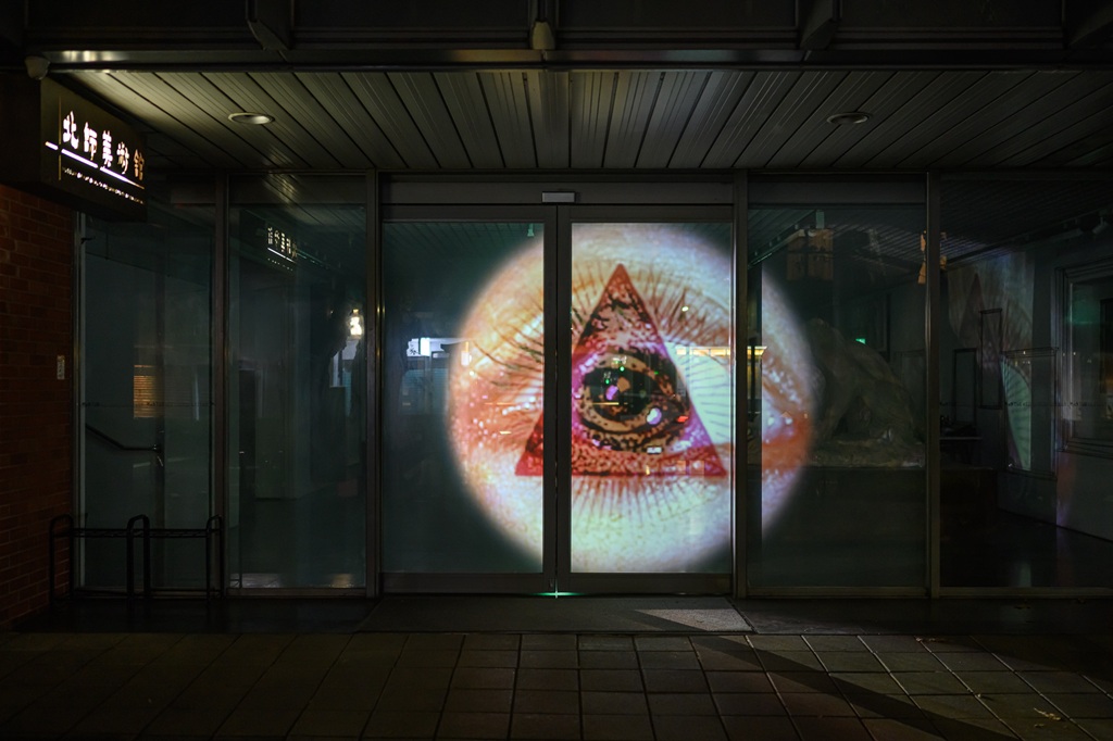 湯尼．奧斯勒作品《第三眼》，「遙視」展期間於北師美術館外牆的夜間限定版。