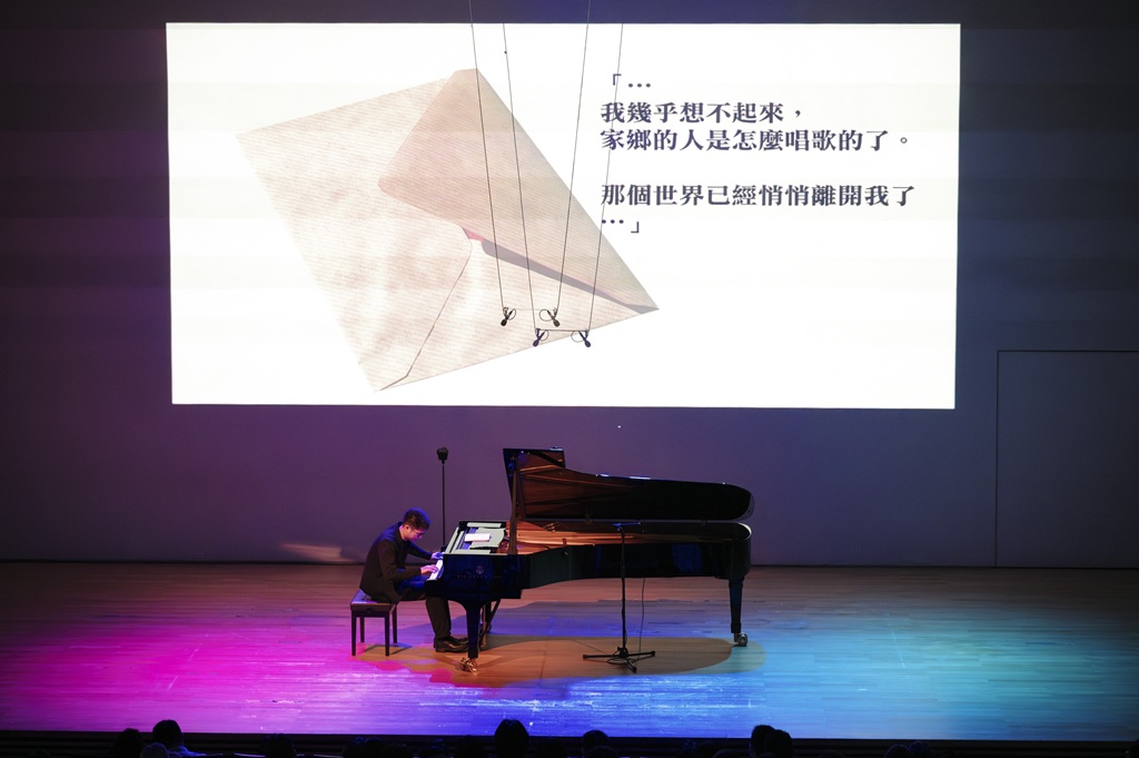 在「回不去的家鄉——蕭邦的幻想與波蘭」音樂會中，許崴兼任鋼琴獨奏與說書人。（音樂家的無聊人生提供，攝影／呂晉緯）
