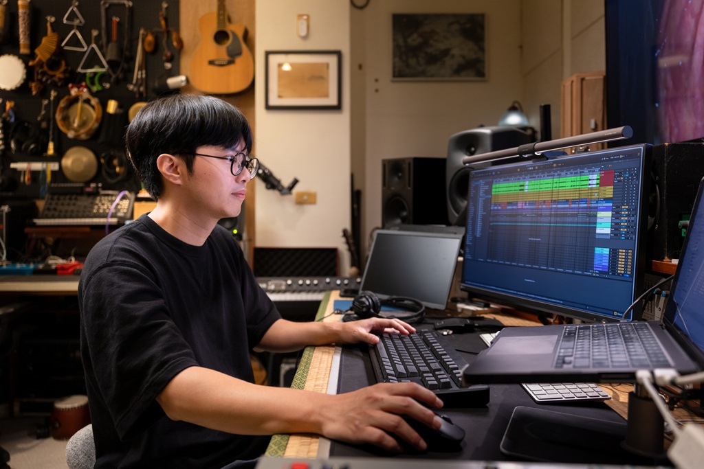 複耳工作室專注的不是純粹的聲音技術或聲音創作，而是與藝術家一起設法貼近其創作概念的聲音製作。（攝影／呂國瑋）