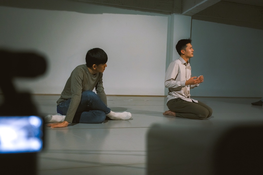 回台駐村的旅德藝術家張子祥(右)帶來創作呈現與工作坊,在書毅陪同下與台灣觀眾交流。(攝影/陳柏頤)