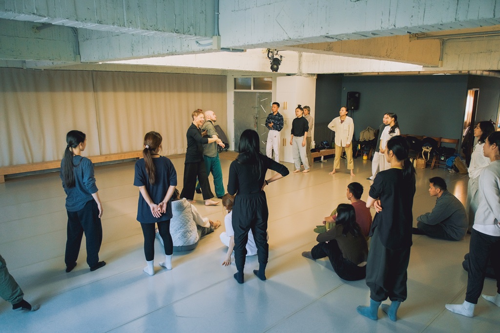 由克斯蒂.辛姆森(Kirstie Simson)與查理.布理頓(Charlie Brittain)帶領的接觸即興工作坊。(攝影/吳柏源)