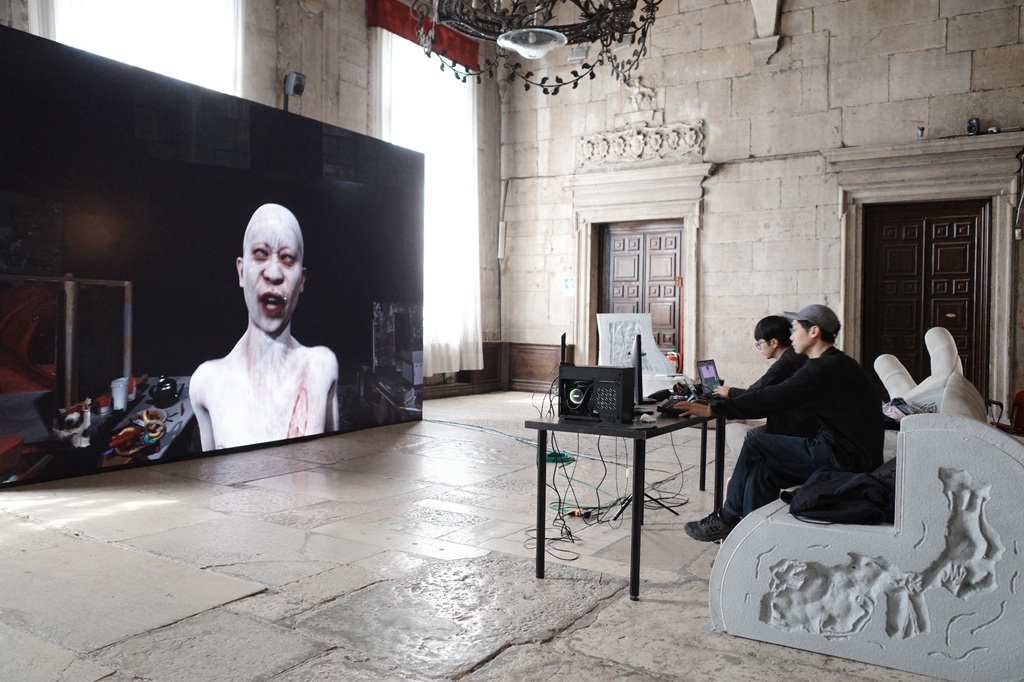 為「鬱卒的平面：李亦凡」展做聲音設計，於威尼斯佈展現場工作中。（攝影／林佩欣）