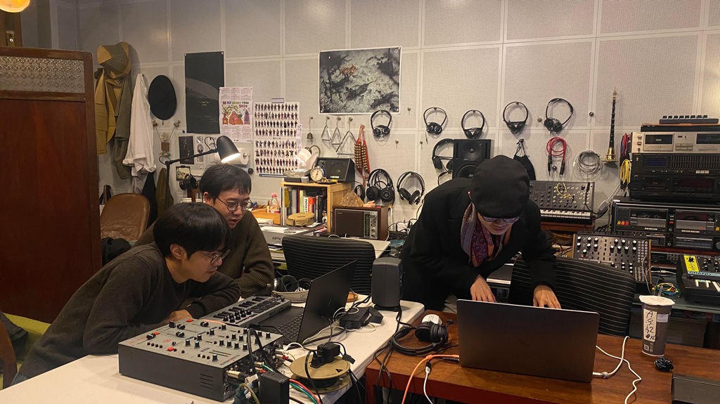 《熱帶複眼》製作期間，與藝術家張徐展（右）討論作品的工作坊。（複耳工作室提供）