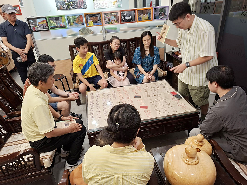 學員彭鈺棋的個展「遊子」呈現他根植於家庭與土地的支持力量。開幕當天，他透過結合宗教觀的桌遊作品與親友、觀眾互動。