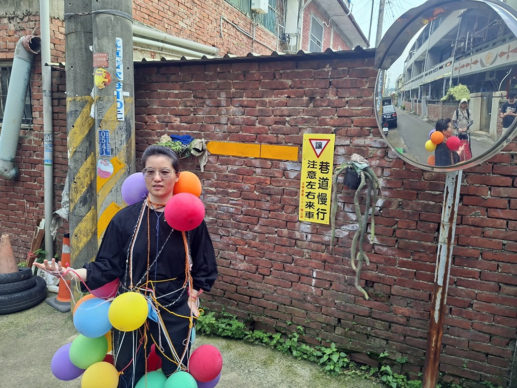 學員利宜玲的畢業個展為「被／觀看的基本需求」，她於苗栗老家社區進行行為藝術展演，以強烈的直覺與身體作為主要媒介，展開與觀眾的對話。