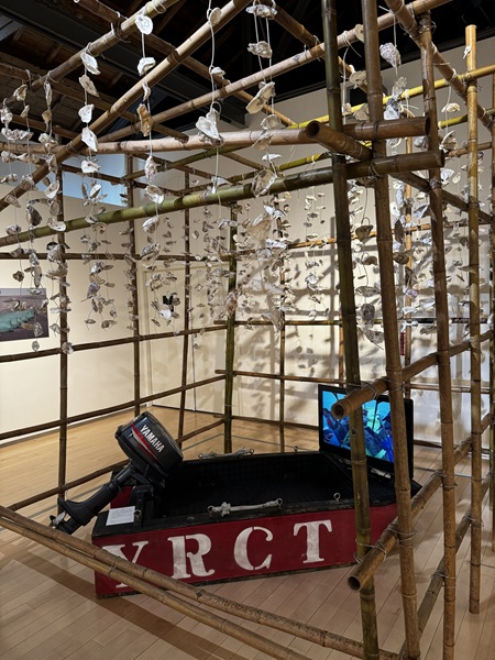 「北緯23度58分」展中的蚵架與實體的泡綿船（波特船）。