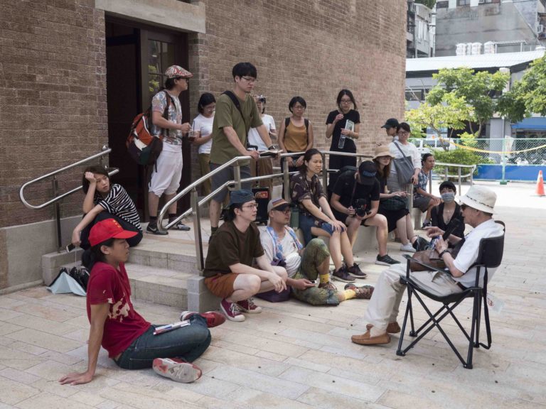 在創作發展階段，害喜規劃一系列走讀與工作坊，邀請政治受難者與研究者共同導覽，陪伴創作者瞭解不義遺址的背景與受迫者的生命經驗。