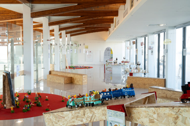 受嘉義市立美術館委託執行校園藝術推廣計畫「噴水。樹林。諸羅山的山跤」，媒合五位在地青年藝術家入校，和學生們一起發掘地方獨特風景，並以藝術呈現，最終於美術館內打造「微縮嘉義」。