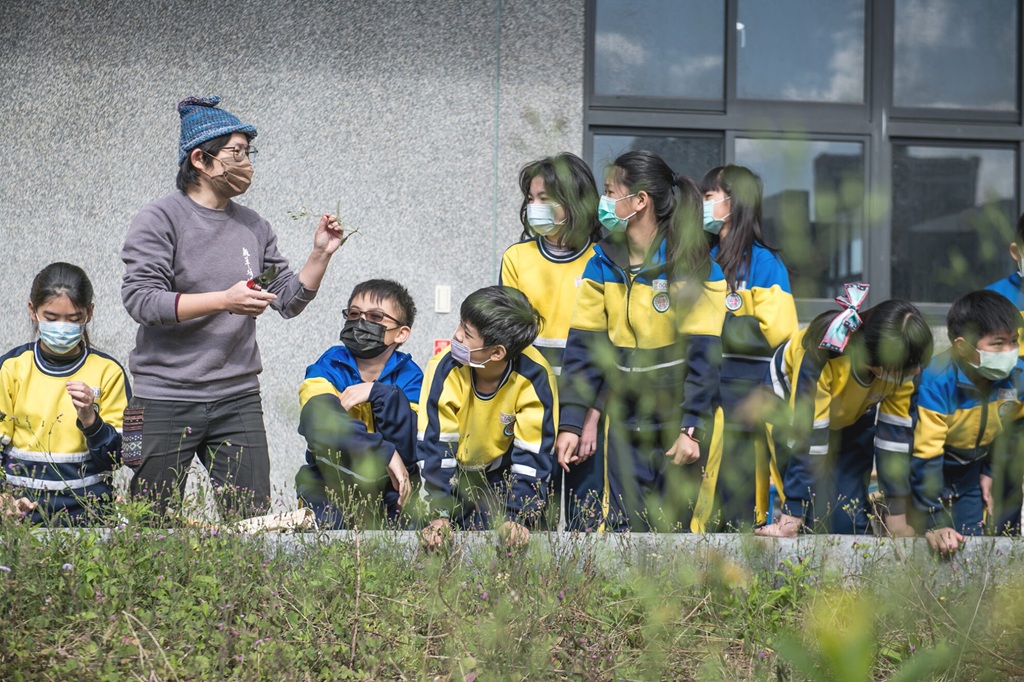 採集藝術家「雜草稍慢」則與中山國小教師共同開發「中山很草、植得玩味」教案，帶著學生們發現、認識和運用環境中的雜草。