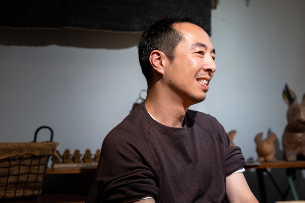 孫世鐸的專長為影像教育，現於害喜擔任策略規劃。（攝影／呂國瑋）