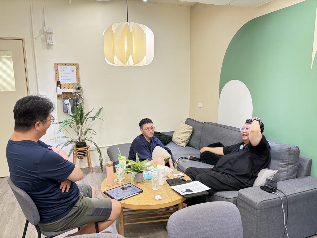 廖俊凱（右起）與林靖雁相談，于善祿老師來旁聽。（攝影／曾瑞蘭）