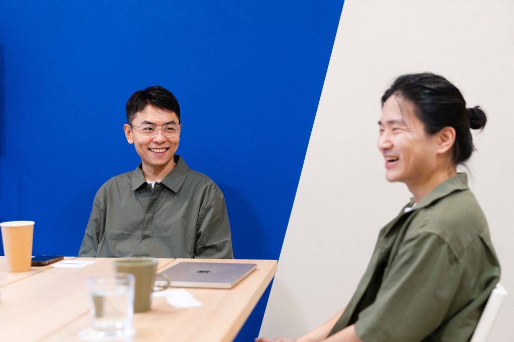 除了自製作品，五口亦提供顧問服務，孫明恩（左）與施淳耀（右）分別以自身的製作、行銷專長協助委託團隊。（攝影／林家賢）