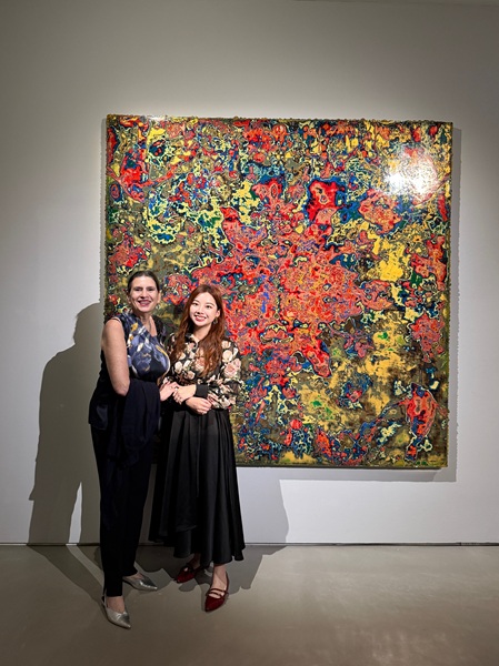 2026年蘇孟鴻個展「科羅曼德之花」展覽現場,與策展人芭芭拉.波拉克(Barbara Pollack)。(朱莉安提供)