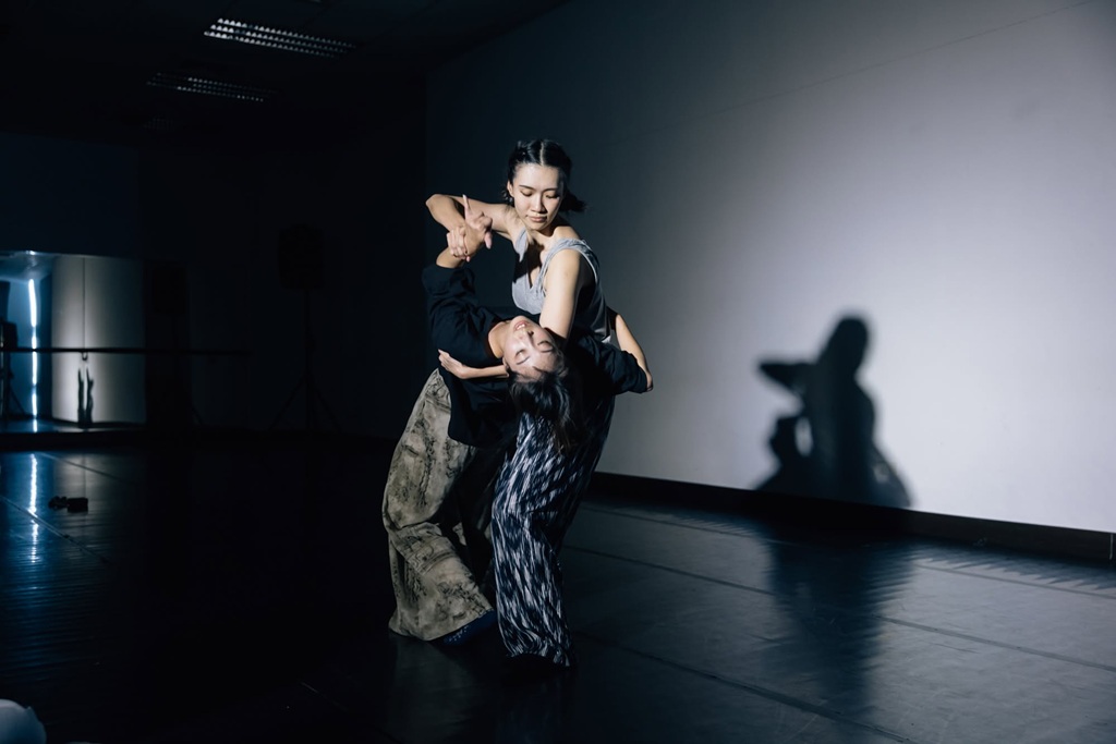 在《Feel Together:百合》中,王珩與林靖嵐以身體跨越彼此的障礙,探索「溝通」的可能。(攝影/林育全)