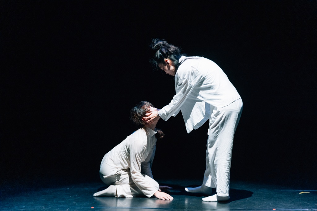 由奧地利藝術家王翌熠(Chris Wang)編舞,王珩、林靖嵐共演的《沙與沫》(Sand and Foam),2024。(攝影/周嘉慧)
