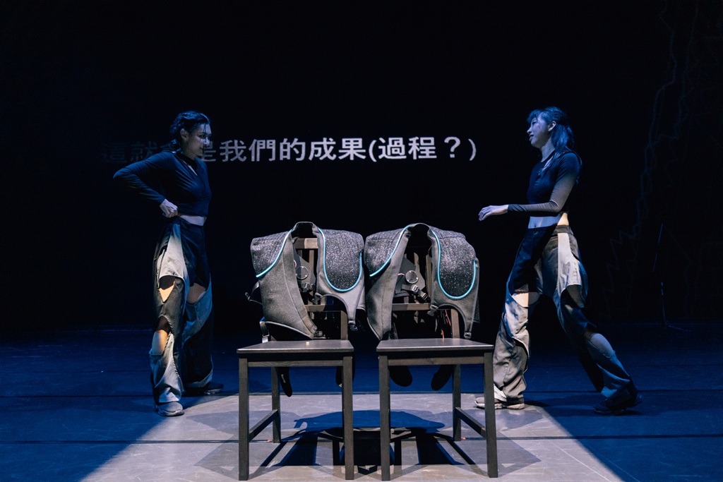 王珩(右)與林靖嵐(左)共創的《Feel Together 一場尋找共感的練習》。(攝影/蔡耀徵)