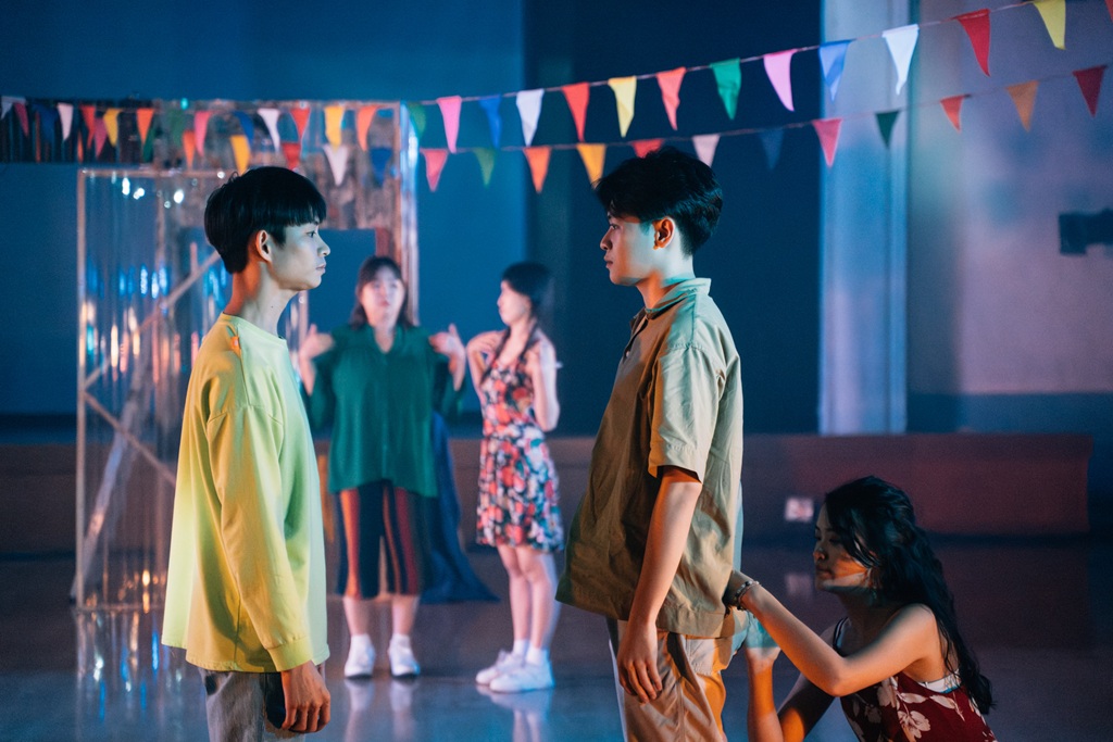 《我們在安靜中跳舞》與九位素人聽障表演者合作,以他們的生活經驗為主體發展創作。(攝影/林育全)