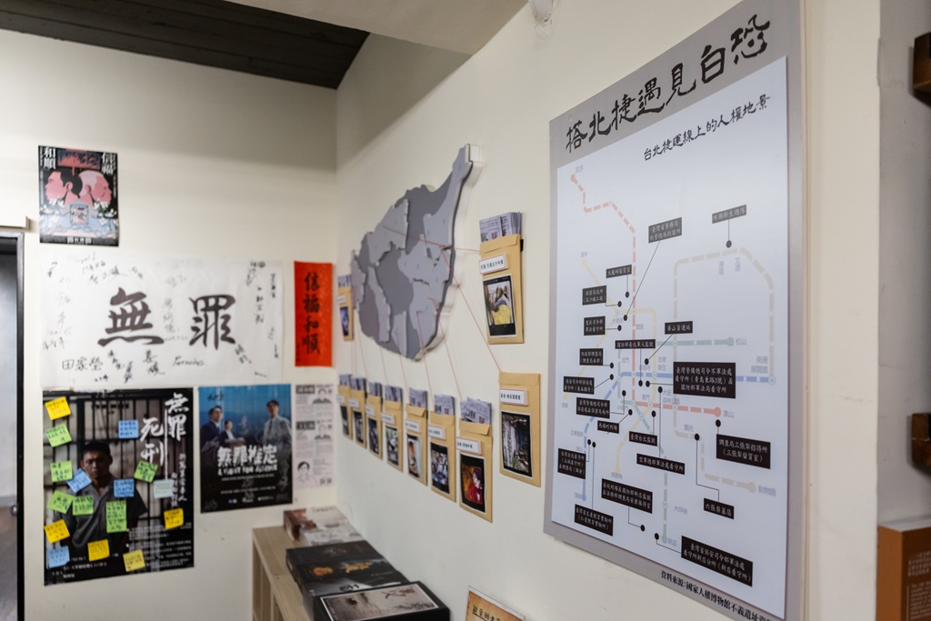 「疑案辦」裡彷若偵查室，橫躺著的台灣地圖，連結著多宗在地歷史懸案，陳思宇與其團隊由此開鑿屬於台灣的原生故事。（攝影／呂國瑋）