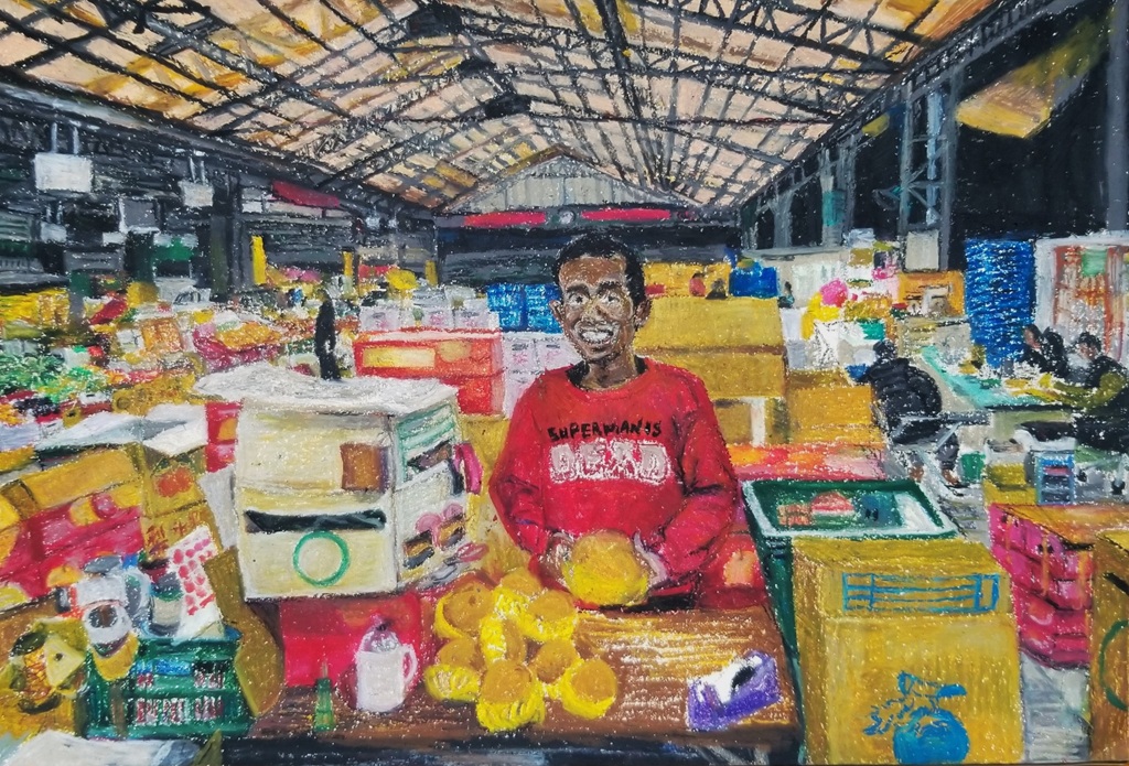 《市場的阿根》，蠟筆，26×38 cm，2021。