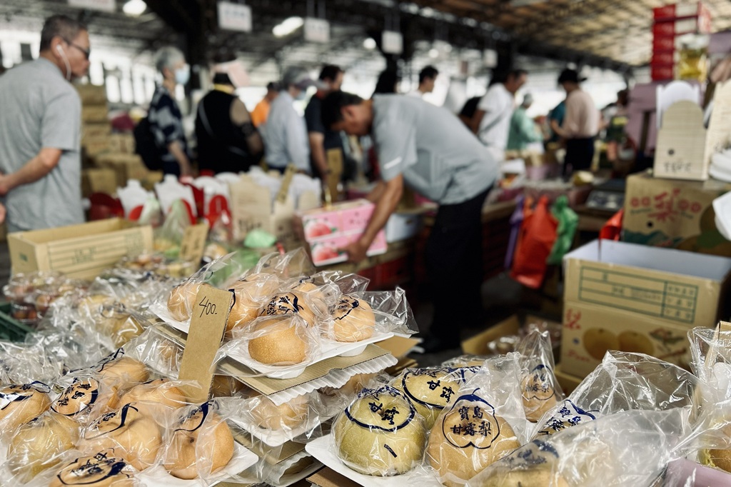 母親憑一己之力經營起來的市場攤位，如今廖哲琳也加入幫忙。（攝影／王昀燕）