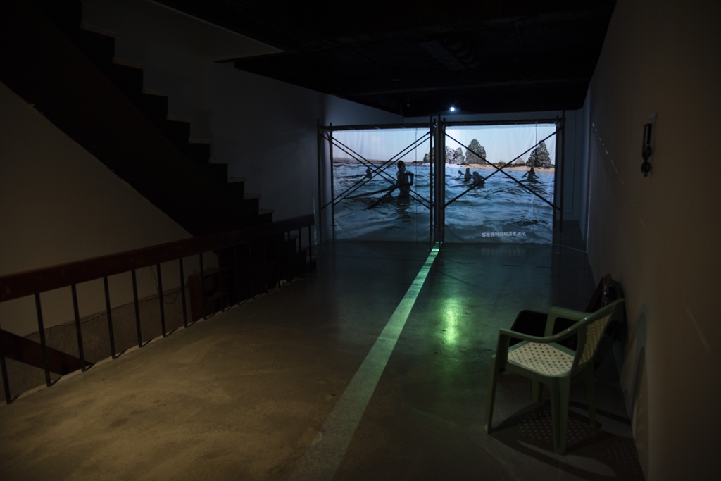 劉紀彤個展「她是從本島來的駐村藝術家」展場一隅,海馬迴光畫館,2022。