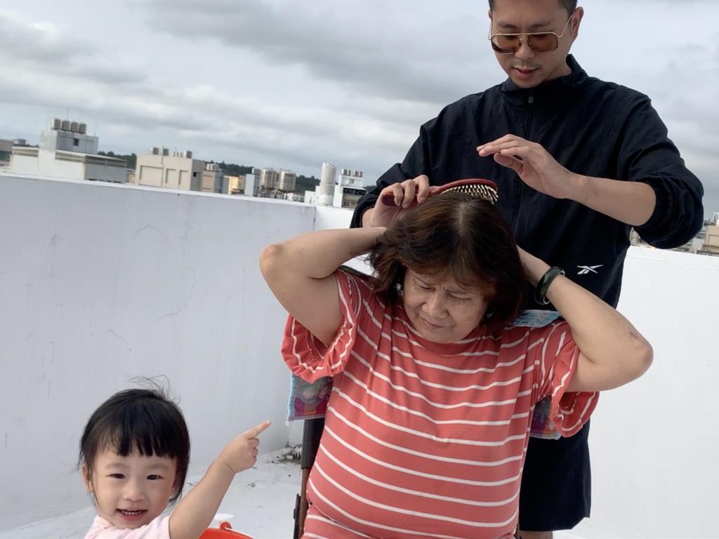 在《洗頭：跟我說一個故事》中，張剛華以「洗頭」作為方法，探訪湖口工業區來自印尼的客家族群。（攝影／薛宇皓）